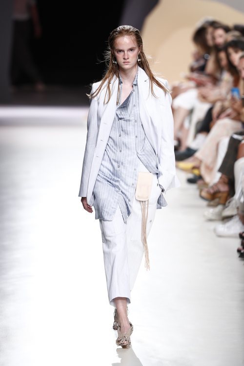 Conjunto de camisa lencera y pantalón de lino blanco de la colección primavera/verano 2020 de Ángel Schlesser en la MBFWMadrid julio 2019