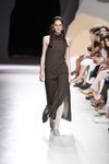 Vestido de corte asimétrico y cuello cisne de la colección primavera/verano 2020 de Ángel Schlesser en la MBFWMadrid julio 2019