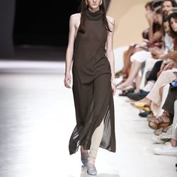 Vestido de corte asimétrico y cuello cisne de la colección primavera/verano 2020 de Ángel Schlesser en la MBFWMadrid julio 2019
