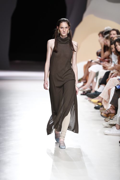 Vestido de corte asimétrico y cuello cisne de la colección primavera/verano 2020 de Ángel Schlesser en la MBFWMadrid julio 2019