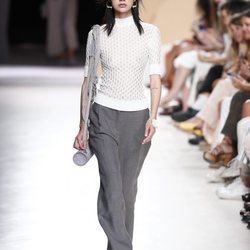 Mezcla de texturas de la colección primavera/verano 2020 de Ángel Schlesser en la MBFWMadrid julio 2019