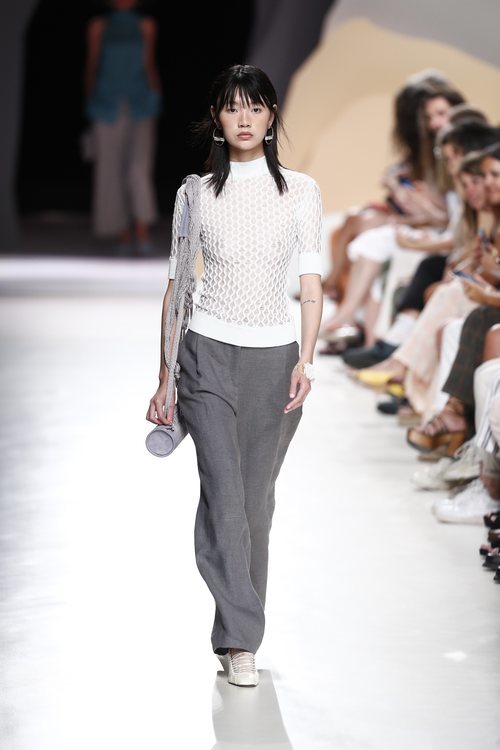 Mezcla de texturas de la colección primavera/verano 2020 de Ángel Schlesser en la MBFWMadrid julio 2019