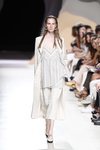 Abrigo y dos piezas mezclando estampados de la colección primavera/verano 2020 de Ángel Schlesser en la MBFWMadrid julio 2019