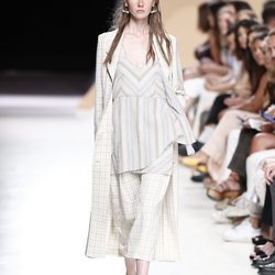 Abrigo y dos piezas mezclando estampados de la colección primavera/verano 2020 de Ángel Schlesser en la MBFWMadrid julio 2019