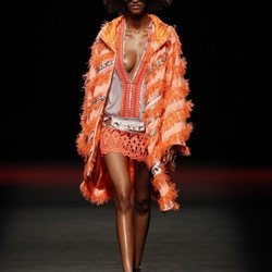 Modelo desfilando con un look en color naranja de la colección primavera/verano 2020 de Custo Barcelona en la MBFWMadrid julio 2019