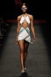 Modelo con un vestido asimétrico de la colección primavera/verano 2020 de Custo Barcelona en la MBFWMadrid 2019