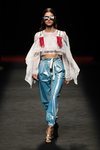 Modelo con un conjunto de pantalón y blusa de la colección primavera/verano 2020 de Custo Barcelona en la MBFWMadrid julio 2019