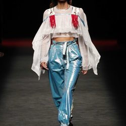 Modelo con un conjunto de pantalón y blusa  de la colección primavera/verano 2020 de Custo Barcelona en la MBFWMadrid julio 2019