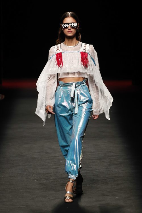 Modelo con un conjunto de pantalón y blusa de la colección primavera/verano 2020 de Custo Barcelona en la MBFWMadrid julio 2019
