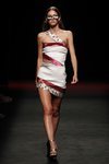 Modelo con un vestido beige y rojo de la colección primavera/verano 2020 de Custo Barcelona en la MBFWMadrid julio 2019