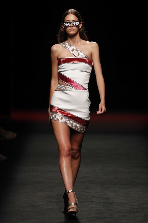 Modelo con un vestido beige y rojo de la colección primavera/verano 2020 de Custo Barcelona en la MBFWMadrid julio 2019