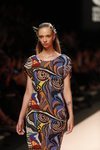 Modelo con vestido estampado en tonos rojos, amarillos y azules de Duyos primavera/verano 2020 en la MBFWMadrid julio 2019