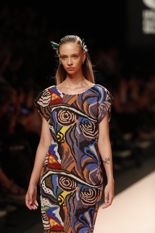 Modelo con vestido estampado en tonos rojos, amarillos y azules de Duyos primavera/verano 2020 en la MBFWMadrid julio 2019