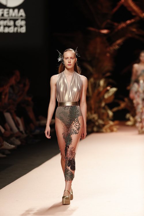 Modelo con falda de transparencias en el desfile de Duyos primavera/verano 2020 en la MBFWMadrid julio 2019