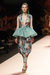 Vestido con escote en V y sobrefalda en estampado floral de Duyos primavera/verano 2020 en la MBFWMadrid julio 2019
