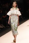 Vestido palabra de honor fluido de Duyos primavera/verano 2020 en la MBFWMadrid julio 2019