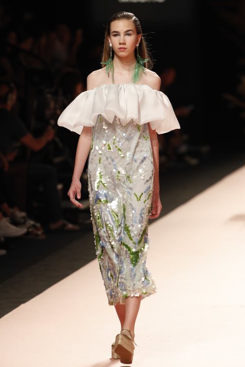 Vestido palabra de honor fluido de Duyos primavera/verano 2020 en la MBFWMadrid julio 2019