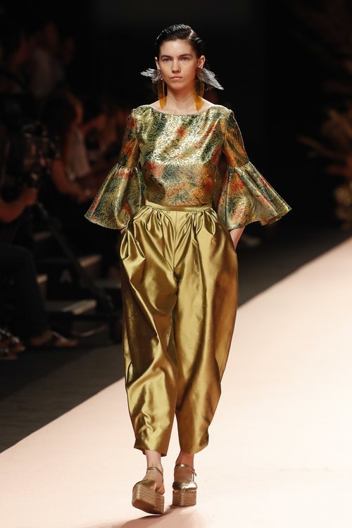 Dos piezas en tonos metalizados de Duyos primavera/verano 2020 en la MBFWMadrid julio 2019