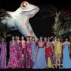 Carrusel de modelos al final del desfile de Hannibal Laguna primavera/verano 2020 durante la MVBFWMadrid julio 2019