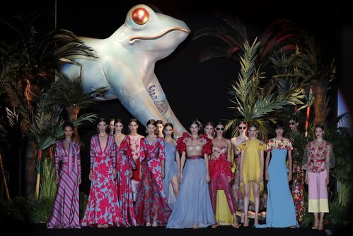 Carrusel de modelos al final del desfile de Hannibal Laguna primavera/verano 2020 durante la MVBFWMadrid julio 2019