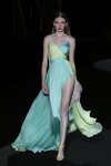 Vestido bicolor amarillo y verde en el desfile de Hannibal Laguna primavera/verano 2020 durante la MVBFWMadrid julio 2019
