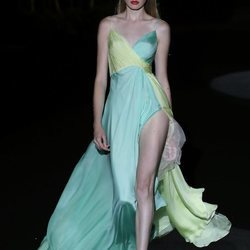 Vestido bicolor amarillo  y verde en el desfile de Hannibal Laguna primavera/verano 2020 durante la MVBFWMadrid julio 2019