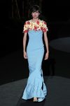 Vestido azul cielo con detalles florales en el desfile de Hannibal Laguna primavera/verano 2020 durante la MVBFWMadrid julio 2019