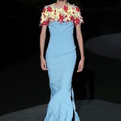 Vestido azul cielo con detalles florales en el desfile de Hannibal Laguna primavera/verano 2020 durante la MVBFWMadrid julio 2019