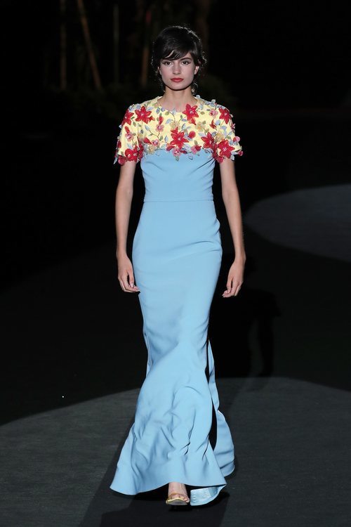 Vestido azul cielo con detalles florales en el desfile de Hannibal Laguna primavera/verano 2020 durante la MVBFWMadrid julio 2019