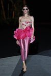 Conjunto de dos piezas en rosa y flores en el desfile de Hannibal Laguna primavera/verano 2020 durante la MVBFWMadrid julio 2019