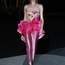 Conjunto de dos piezas en rosa y flores en el desfile de Hannibal Laguna primavera/verano 2020 durante la MVBFWMadrid julio 2019