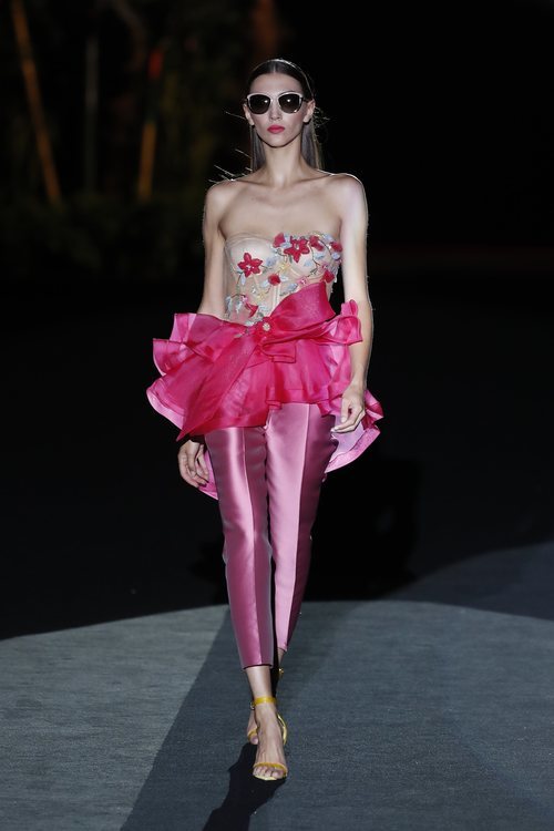 Conjunto de dos piezas en rosa y flores en el desfile de Hannibal Laguna primavera/verano 2020 durante la MVBFWMadrid julio 2019