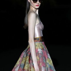 Conjunto de falda floral y top deen el desfile de Hannibal Laguna primavera/verano 2020 durante la MVBFWMadrid julio 2019