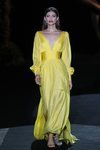 Vestido amarillo con escote en pico en el desfile de Hannibal Laguna primavera/verano 2020 durante la MVBFWMadrid julio 2019