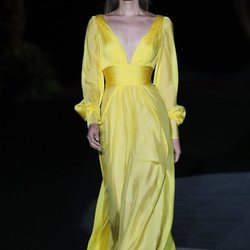 Vestido amarillo con escote en pico en el desfile de Hannibal Laguna primavera/verano 2020 durante la MVBFWMadrid julio 2019