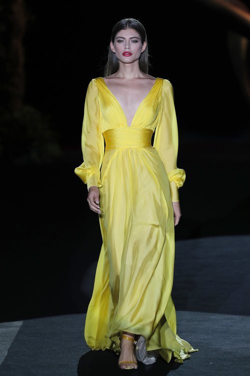 Vestido amarillo con escote en pico en el desfile de Hannibal Laguna primavera/verano 2020 durante la MVBFWMadrid julio 2019