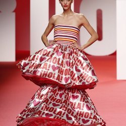 Modelo luciendo falda de volantesen el desfile primavera/verano 2020 de Ágatha Ruíz de la Prada en la MBFWMadrid 2019