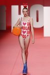 Modelo luciendo bikini estampado en el desfile primavera/verano 2020 de Ágatha Ruíz de la Prada en la MBFWMadrid 2019