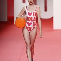 Modelo luciendo bikini estampado en el desfile primavera/verano 2020 de Ágatha Ruíz de la Prada en la MBFWMadrid 2019