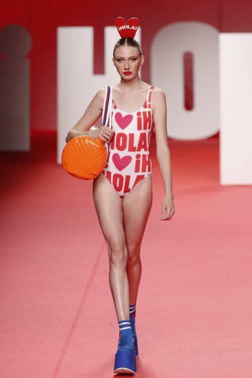 Modelo luciendo bikini estampado en el desfile primavera/verano 2020 de Ágatha Ruíz de la Prada en la MBFWMadrid 2019