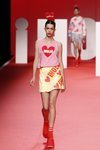Modelo luciendo falda camiseta rosa y falda amarilla en el desfile primavera/verano 2020 de Ágatha Ruíz de la Prada en la MBFWMadrid 2019