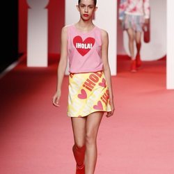 Modelo luciendo falda camiseta rosa y falda amarilla en el desfile primavera/verano 2020 de Ágatha Ruíz de la Prada en la MBFWMadrid 2019