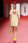 Modelo luciendo vestido de rallas amarillo en el desfile primavera/verano 2020 de Ágatha Ruíz de la Prada en la MBFWMadrid 2019