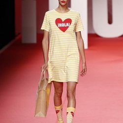 Modelo luciendo vestido de rallas amarillo en el desfile primavera/verano 2020 de Ágatha Ruíz de la Prada en la MBFWMadrid 2019
