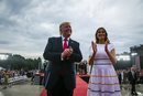 Melania Trump con un vestido blanco de Carolina Herrera en la festividad del 4 de julio