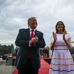 Melania Trump con un vestido blanco de Carolina Herrera en la festividad del 4 de julio