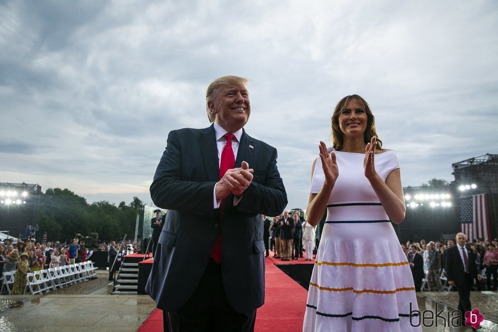 Melania Trump con un vestido blanco de Carolina Herrera en la festividad del 4 de julio