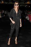 Nieves Álvarez con un mono negro de Ágatha Ruíz de la Prada en la MBFWMadrid julio 2019