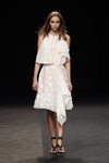 Vestido con relieve estampado y gasa en el desfile primavera/verano 2020 de Torretta en la MBFWMadrid julio 2019