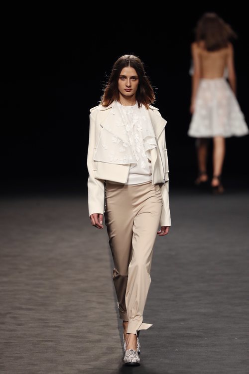 Pantalones super ajustados y capa sobre capa en el desfile primavera/verano 2020 de Torretta en la MBFWMadrid julio 2019